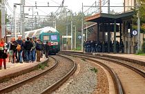 صورة من الارشيف-أشخاص يغلقون محطة قطار بورجوني دي سوزا، في منطقة بيدمونت، إيطاليا، خلال احتجاج ضد خط السكة الحديد فائق السرعة.