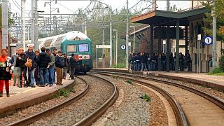 صورة من الارشيف-أشخاص يغلقون محطة قطار بورجوني دي سوزا، في منطقة بيدمونت، إيطاليا، خلال احتجاج ضد خط السكة الحديد فائق السرعة. 
