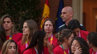 Futebolistas espanholas de costas para Luis Rubiales dois dias após o "Rubibeijo"