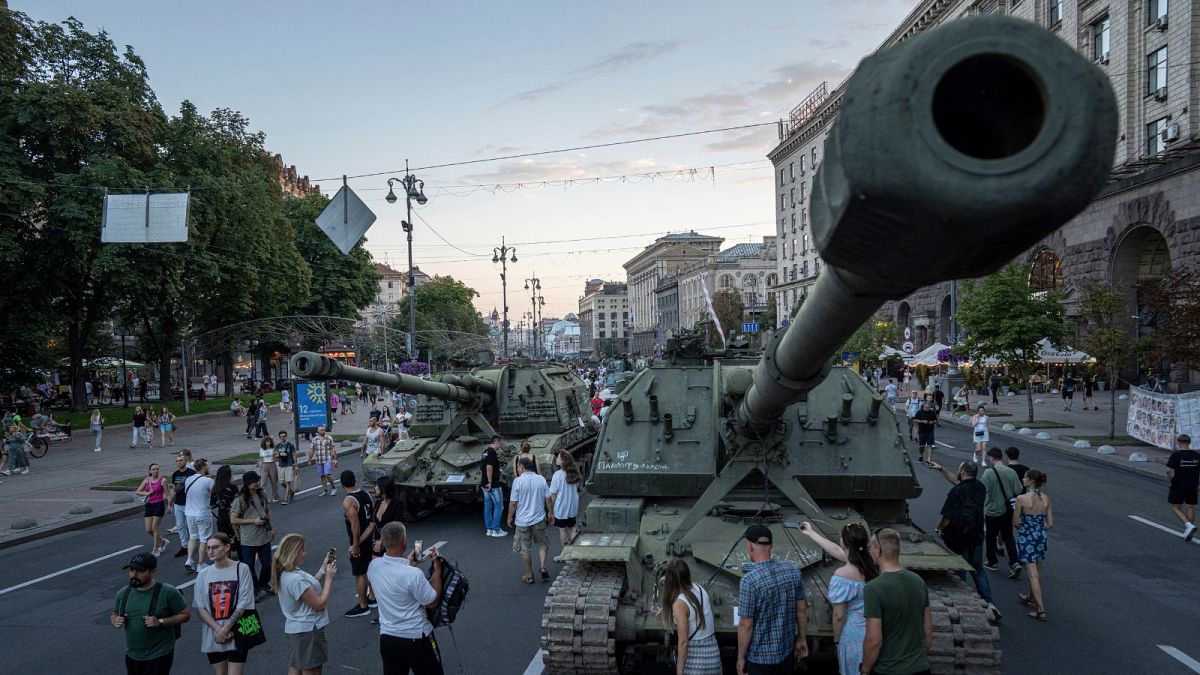 مردم کی‌یف در تاریخ ۲۶ اوت ۲۰۲۳ در حال تماشای تانک‌های منهدم  شده روسیه 