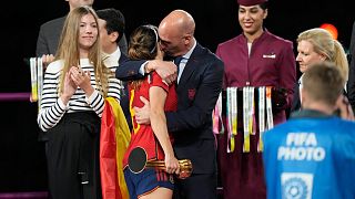 لوئیس روبیالس رئیس فدراسیون فوتبال اسپانیا و آیتانا بوتمانی ستاره جام جهانی فوتبال زنان این کشور