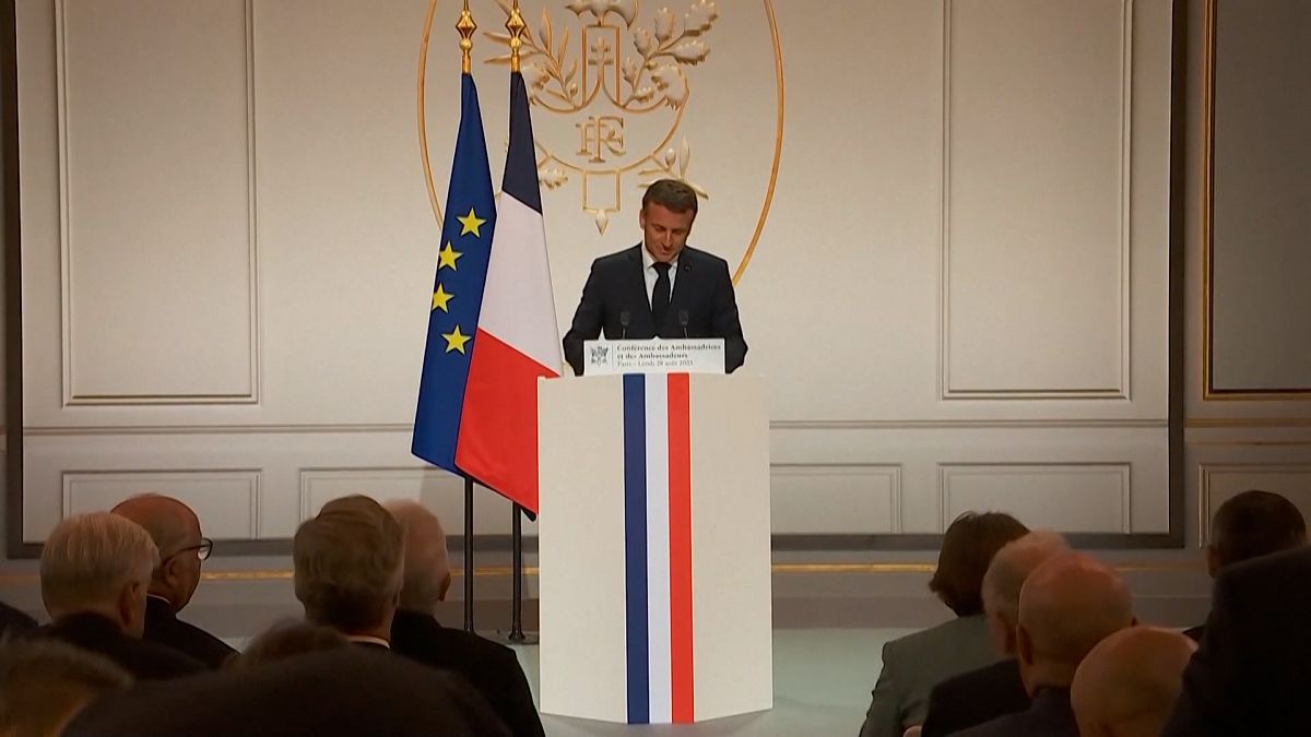El presidente francés, Emmanuel Macron, en una reunión con sus embajadores este lunes. 