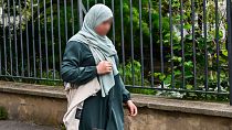 عکس تزئینی از زنی با پوشش عبا در پاریس