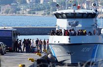 Migrantes resgatados no Mar Egeu desembarcam na ilha de Lesbos, na Grécia