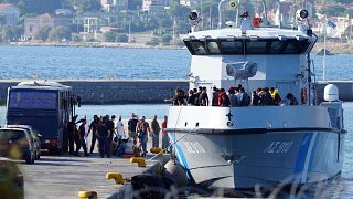 Migrantes resgatados no Mar Egeu desembarcam na ilha de Lesbos, na Grécia