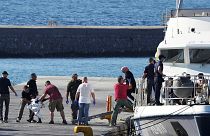 54 Personen konnten von der griechischen Küstenwache gerettet und in den Hafen von Mytilene gebracht werden.