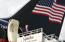 Troneggia la bandiera americana su Trump. (Atlanta, 24.8.2023)