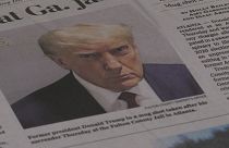 Un recorte de periódico con la imagen policial tomada del expresidente Donald Trump en la cárcel de Fulton.