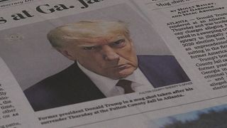 Un recorte de periódico con la imagen policial tomada del expresidente Donald Trump en la cárcel de Fulton.