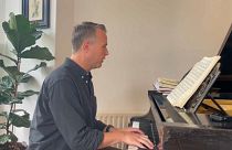 Le pianiste britannique Simon Wallfisch a quitté son pays pour l'Allemagne