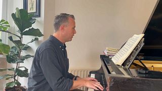 Le pianiste britannique Simon Wallfisch a quitté son pays pour l'Allemagne