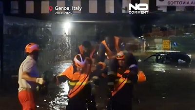 Servicios de emergencia sacan a una persona atrapada durante la inundación en Génova