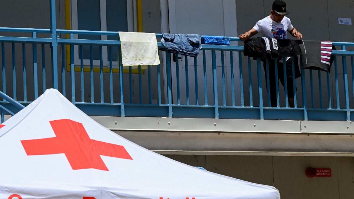 Un migrant sèche son linge au centre d'accueil géré par la Croix-Rouge italienne, le 7 juin 2023, sur l'île de Lampedusa. 