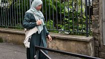 Uma mulher com uma "abaya" nas ruas de Paris
