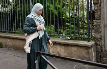 Uma mulher com uma "abaya" nas ruas de Paris