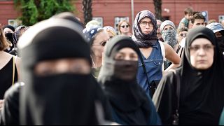 Különböző muszlim viseletekbe öltözött nők demonstrálnak Koppenhágában
