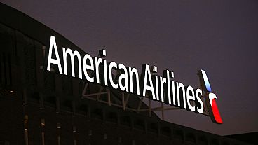 شعار الخطوط الجوية الأمريكية على مقر تابع لها في دالاس الأمريكية 