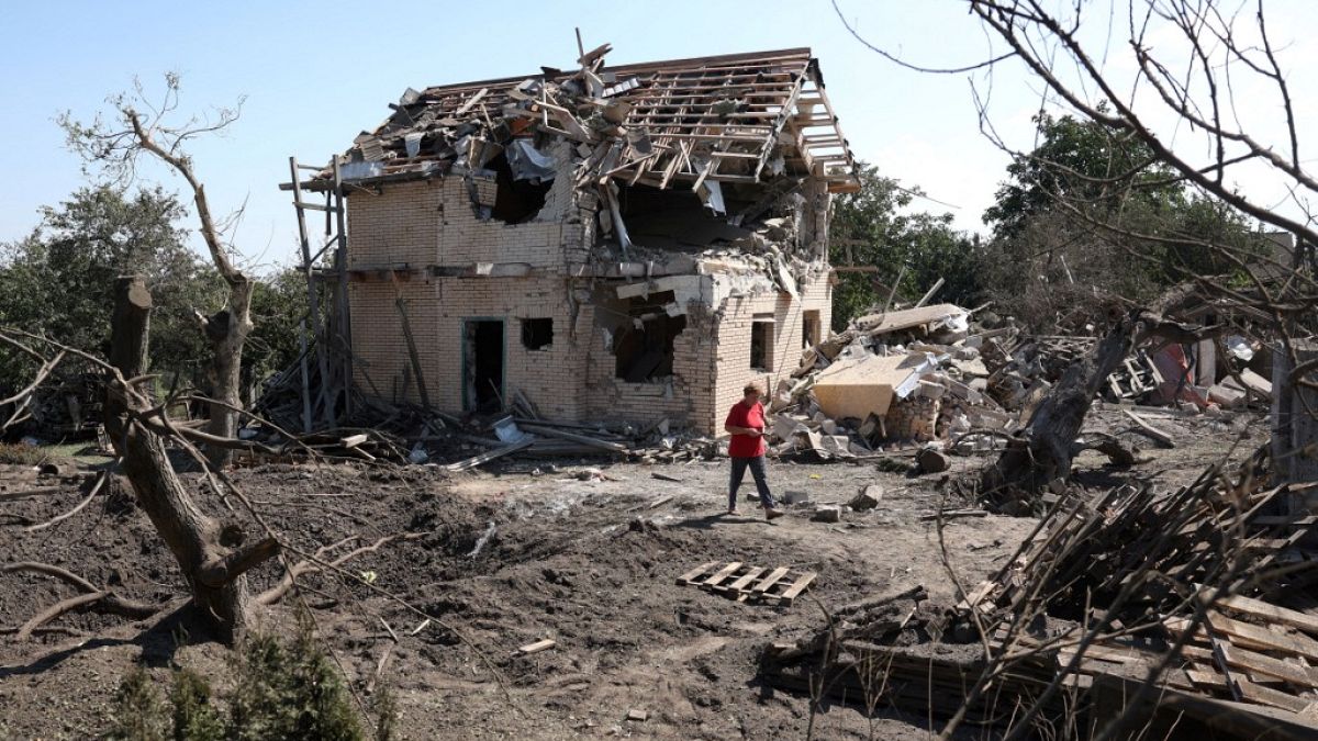 Casa destruída por bombardeamento na região de Kiev