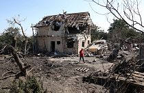 Casa destruída por bombardeamento na região de Kiev