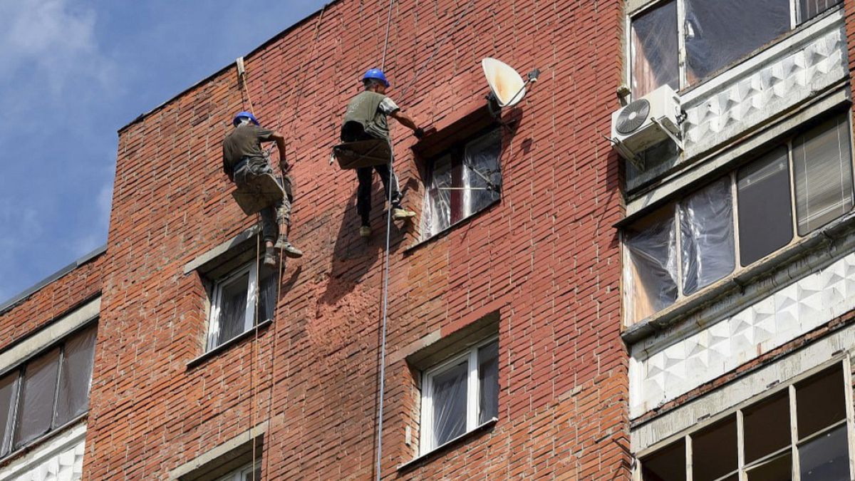 Schäden an einem Gebäude im russischen Kursk nach einem Drohennangriff am 28. August 2023