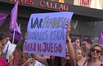 Grupos feministas celebran manifestaciones en apoyo de la futbolista Jennifer Hermoso en Madrid, España