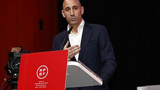 Le président de la Fédération espagnole de football, Luis Rubiales, s'exprime lors d'une réunion d'urgence de l'assemblée générale à Las Rozas, vendredi 25 août 2023.
