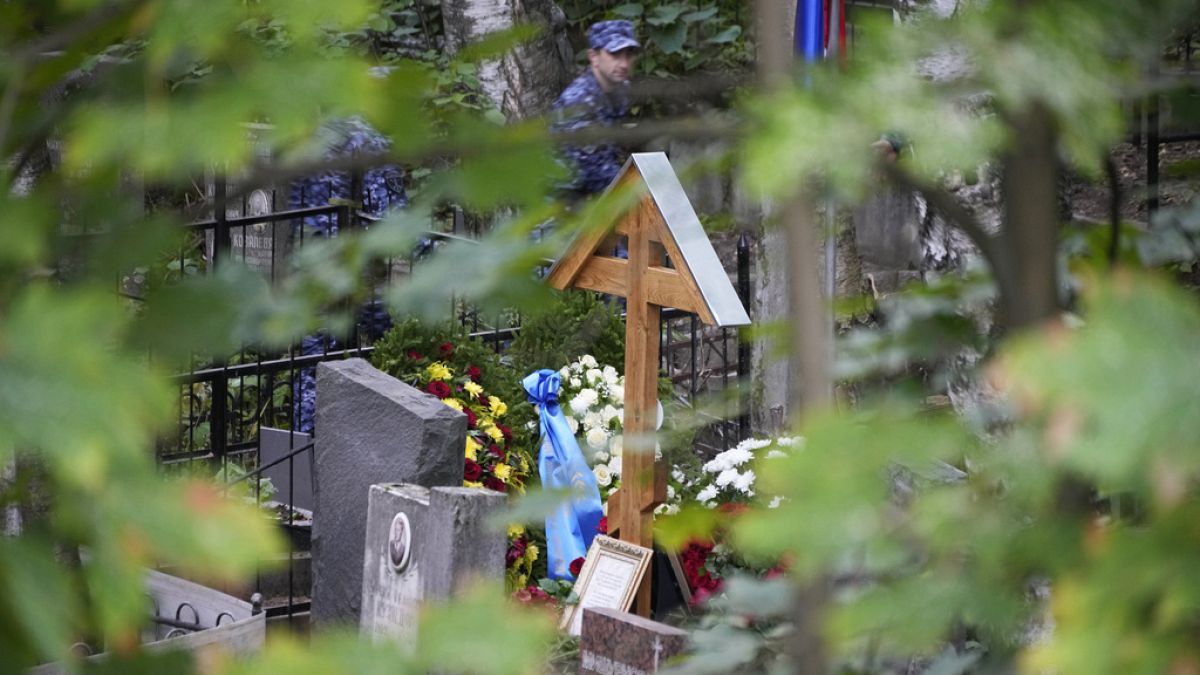 La tombe du chef du groupe Wagner, Evguéni Prigojine, après des funérailles au cimetière de Porokhovskoye à Saint-Pétersbourg, Russie, mardi 29 août 2023.