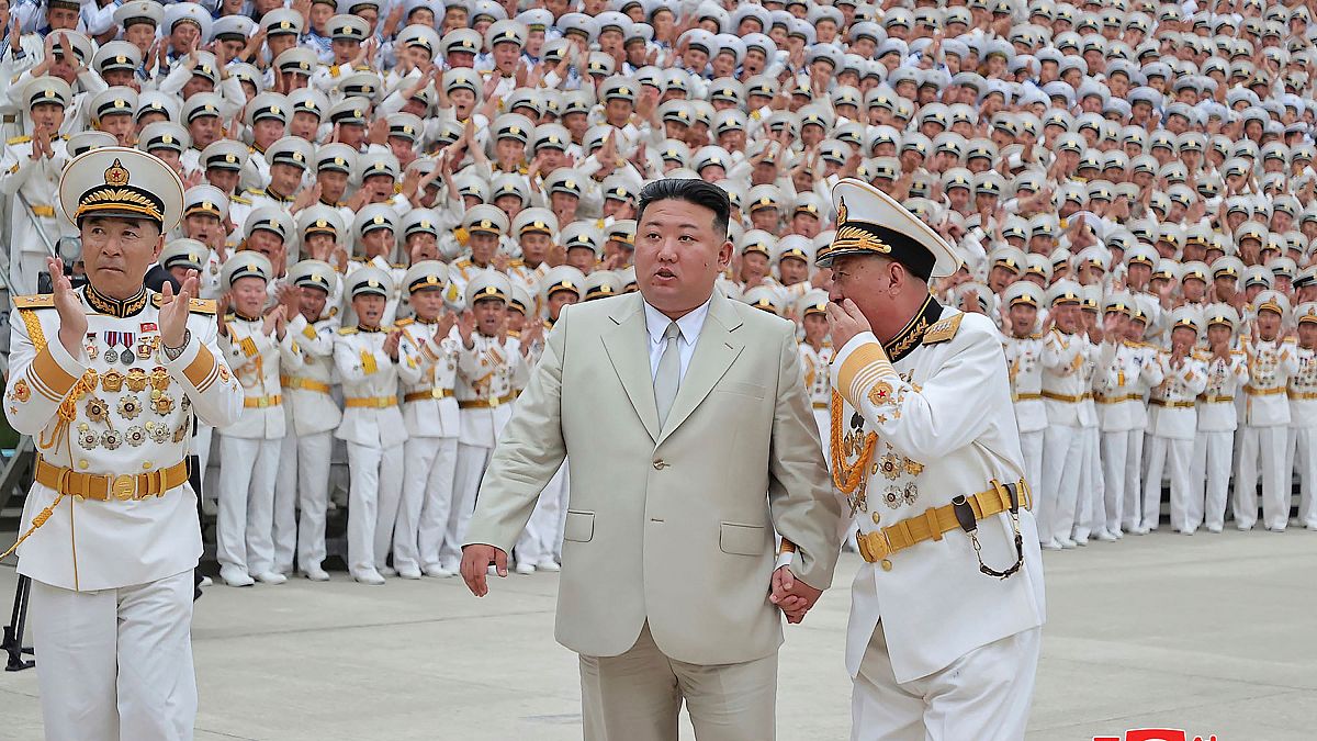 كيم جونغ أون يزور المقر الرئيسي للبحرية في كوريا الشمالية. 2023/08/27