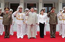 کیم جونگ اون، رهبر کره شمالی، به همراه دخترش در بازدید از مقر نیروی دریایی در کره شمالی