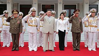 کیم جونگ اون، رهبر کره شمالی، به همراه دخترش در بازدید از مقر نیروی دریایی در کره شمالی
