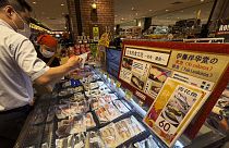 Çin'in başkenti Pekin'de bir Japon marketinde deniz ürünlerine bakan bir kişi