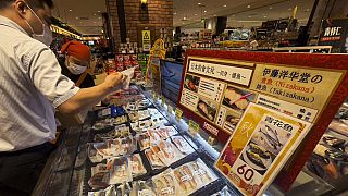 Çin'in başkenti Pekin'de bir Japon marketinde deniz ürünlerine bakan bir kişi 