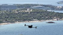  Um drone de longo alcance equipado com câmaras de imagem térmica e um sofisticado sistema de alerta precoce patrulha a praia de Kavouri e a floresta próxima, no sul de Atenas, na Grécia.