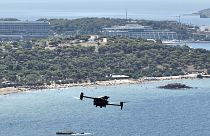  Un dron de largo alcance equipado con cámaras térmicas y un sofisticado sistema de alerta temprana patrulla sobre la playa de Kavouri y los bosques cercanos, en el sur de Atenas (Grecia).