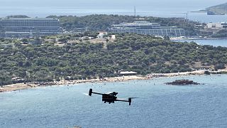  Un drone à longue portée équipé de caméras thermiques et d'un système d'alerte sophistiqué patrouille au-dessus de la plage de Kavouri et des bois avoisinants, dans le sud d'Athènes, en Grèce.
