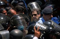 اسکورت افسران پلیس برای عمران خان، نخست وزیر سابق پاکستان هنگام ورود به دادگاهی در اسلام آباد ۱۲ مه ۲۰۲۳