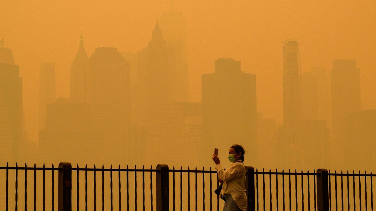 Нью-Йорк в дыму от лесных пожаров в Канаде, вызвавших сильное загрязнение воздуха в городе 7 июня 2023 года 