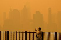 Die Skyline von New York, während der Rauch von Waldbränden in Kanada am 7\. Juni 2023 für Dunst und Luftverschmutzung sorgt.