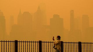 Die Skyline von New York, während der Rauch von Waldbränden in Kanada am 7\. Juni 2023 für Dunst und Luftverschmutzung sorgt. 