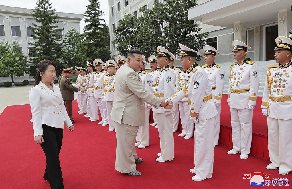 Video. Kim Jong un prepara su plan nuclear con su hija y las fuerzas navales