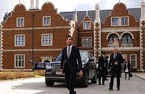 İngiltere Başbakanı Rishi Sunak, AB Komisyonu Başkanı Ursula von der leyen'la anlaşma imzalamak üzere Fairmont Windsor Park oteline gelirken