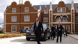 İngiltere Başbakanı Rishi Sunak, AB Komisyonu Başkanı Ursula von der leyen'la anlaşma imzalamak üzere Fairmont Windsor Park oteline gelirken