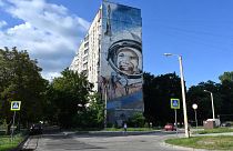 Мозаика, посвящённая Юрию Гагарину, на жилом доме в Харькове, август 2023 г.
