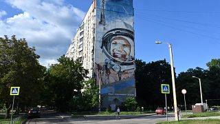 Мозаика, посвящённая Юрию Гагарину, на жилом доме в Харькове, август 2023 г.