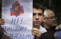Un Ukrainien brandit une pancarte "Non au faux référendum" prévu le 24 septembre dans une partie de l'Ukraine occupée