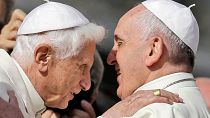 El papa Francisco, a la derecha, abraza al papa emérito Benedicto XVI antes del inicio de un encuentro con fieles ancianos en la plaza de San Pedro del Vaticano, el 28 de septiembre de 2014\.