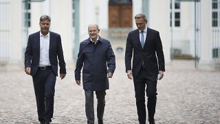 Almanya Başbakanı Olaf Scholz, Ekonomi ve İklim Bakanı Robert Habeck (sol) ve Maliye Bakanı Christian Lindner (sağ)