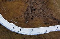 Люди катаются на лыжах на трассе для беговых лыж в Рамзау, Австрия, 6 января 2023 г.