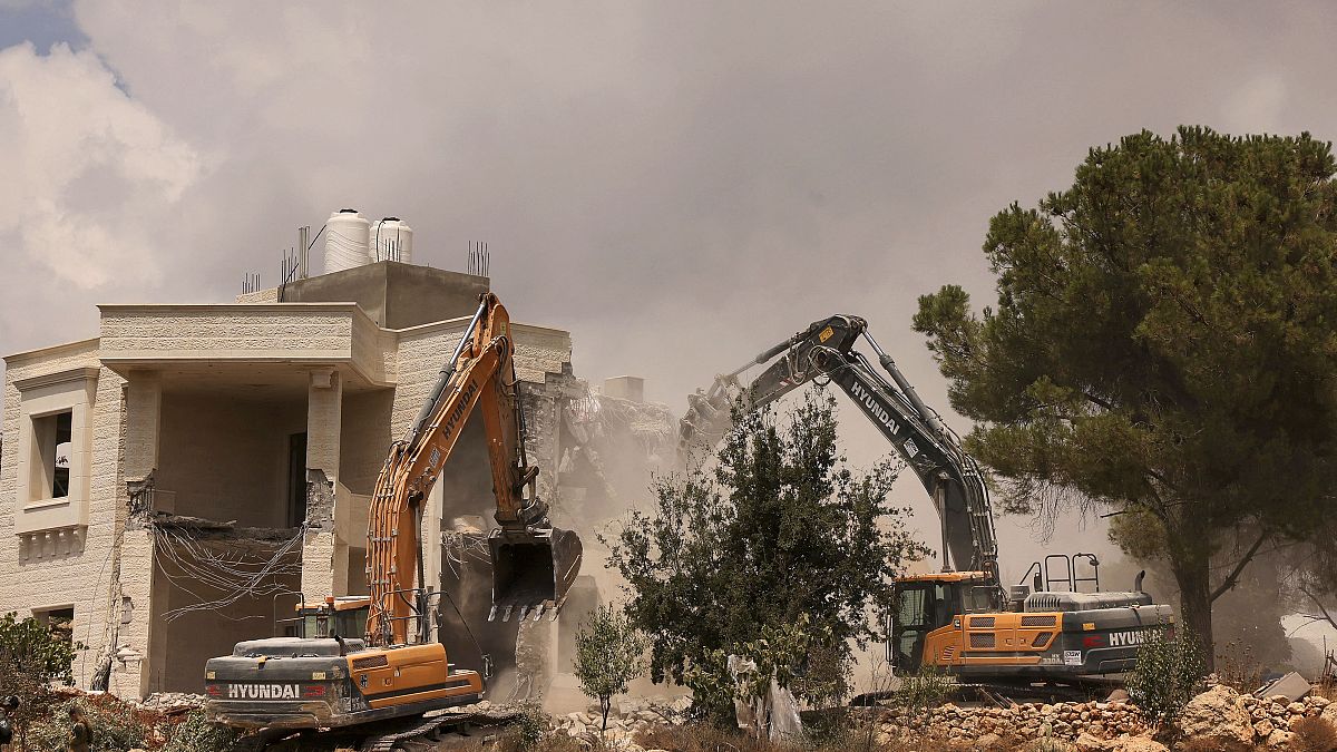 تهدم الجرافات منزلًا فلسطينيًا تم بناؤه دون تصريح من السلطات الإسرائيلية في المنطقة (ج) الخاضعة للسيطرة العسكرية الإسرائيلية، في الخليل بالضفة الغربية المحتلة في 29 أغسطس 2023