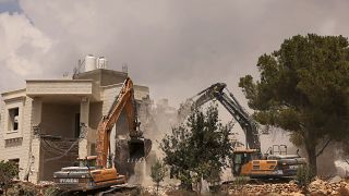 تهدم الجرافات منزلًا فلسطينيًا تم بناؤه دون تصريح من السلطات الإسرائيلية في المنطقة (ج) الخاضعة للسيطرة العسكرية الإسرائيلية، في الخليل بالضفة الغربية المحتلة في 29 أغسطس 2023